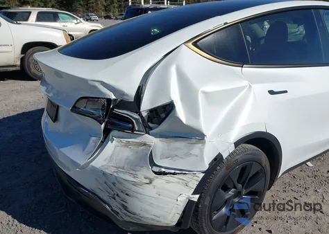 2024 Tesla Model Y Long Range Dual Motor All-Wheel Drive/Rwd z USA, uszkodzony, nr VIN 7SAYGDED6RA325431